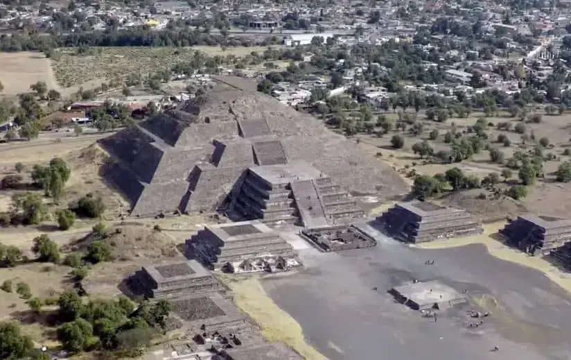 Abundant liquid mercury, mica, and pyrite found in tunnels beneath the pyramids