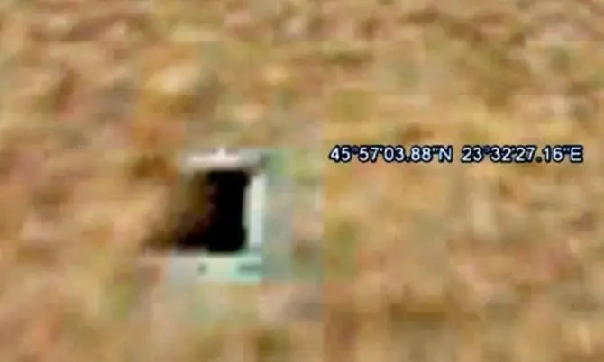Alien structures on Mars are being covered up by NASA