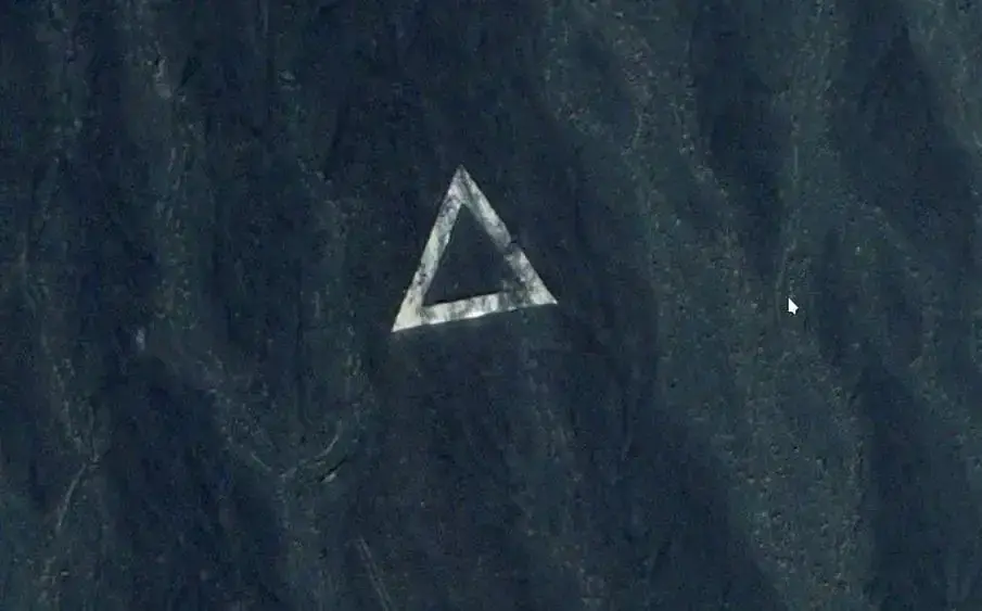 18 Mysterious Satellite Images Spark Debate About Alien Symbols And Bases In Chinese Desert