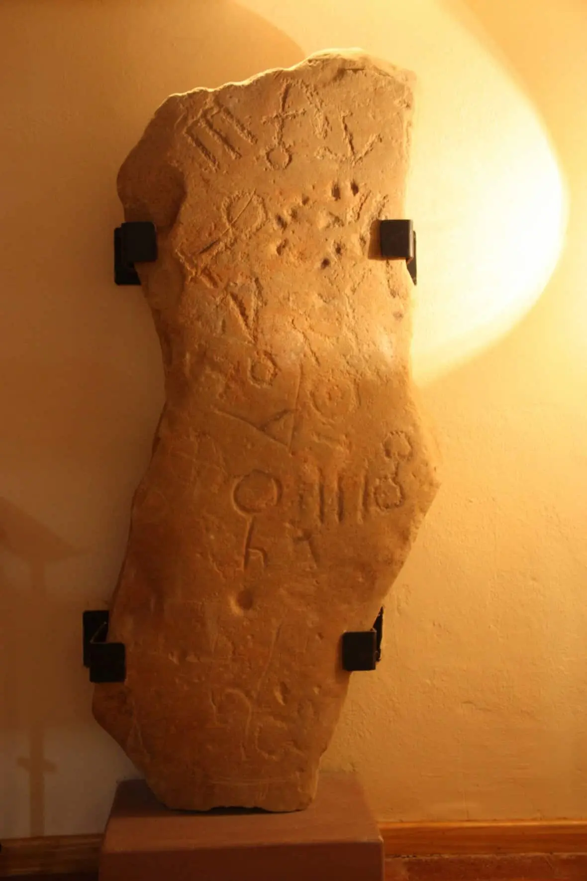 Mystery ancient Stone Slab—engraved with strange symbols no one can read, baffles experts