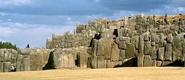 1280px-Sacsayhuaman-c01