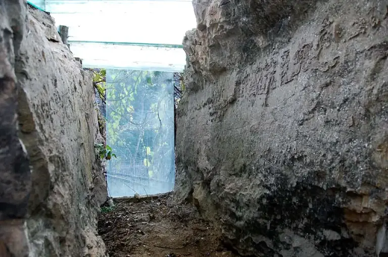 hidden_character_stone_trench