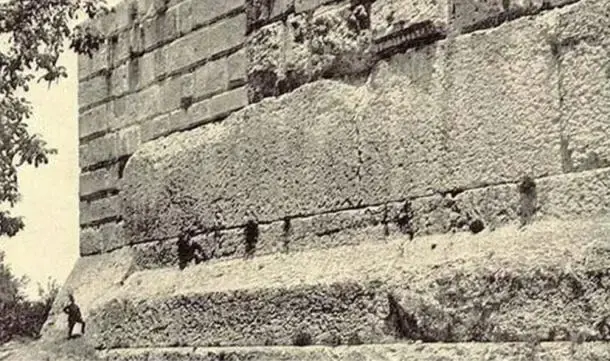 huge-megalithic-foundations-of-the-Temple-of-Jupiter-baalbek