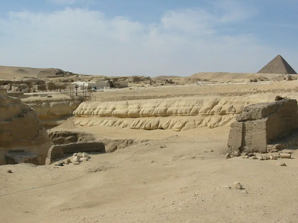 The western wall of the Sphinx enclosure, showing erosion consistently along its length. Courtesy and copyright of Colin Reader. 
