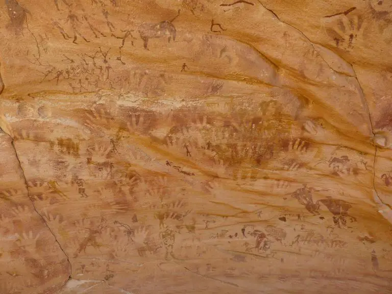 wadisura.adapt.. - 8,000-year-old handprints in Stone Age Cave were not human
