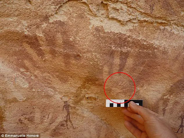 B--image-a- - 8,000-year-old handprints in Stone Age Cave were not human