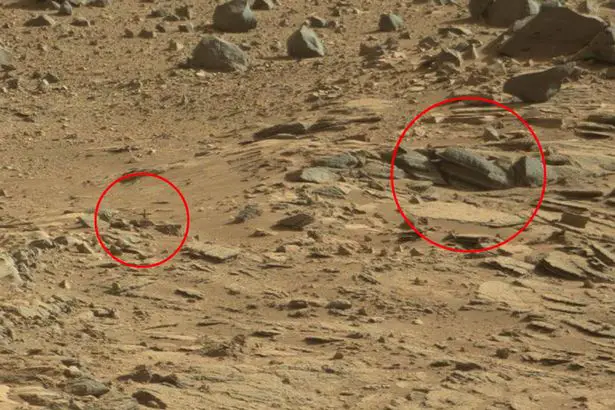 Cross-seen-on-Mars - The ruins of a ‘fallen’ temple discovered on the surface of Mars?