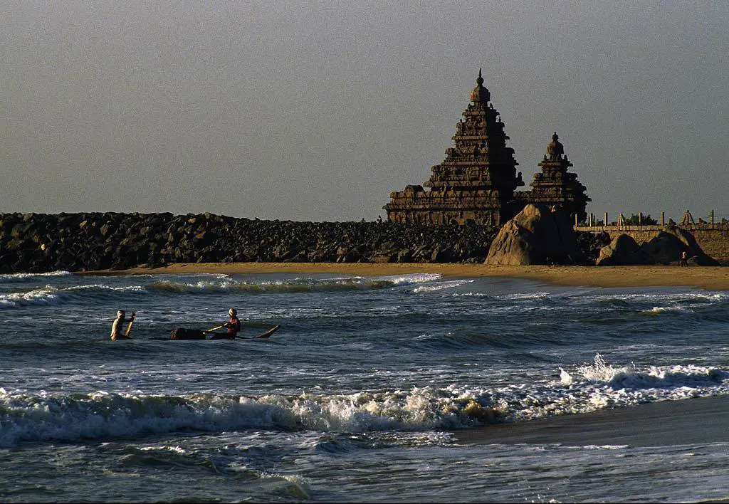 A major discovery of submerged ruins was made offshore of Mahabalipuram in Tamil Nadu, South India. The discovery, at depths of 5 to 7 meters (15 to 21 feet) was made by a joint team from the Dorset based Scientific Exploration Society (SES) and marine archaeologists from India's National Institute of Oceanography (NIO) [Credit: Pinterest]