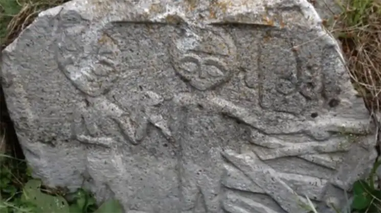 Ancient-Alien-Astronauts - 5 Ancient Petroglyphs & Cave Paintings that depict “Ancient Aliens”