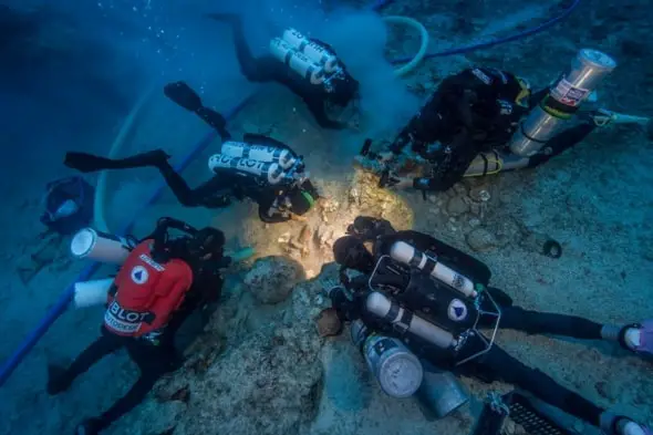 Divers examine human bones excavated from the Antikythera shipwreck. Credit: Brett Seymour, EUA/WHOI/ARGO 