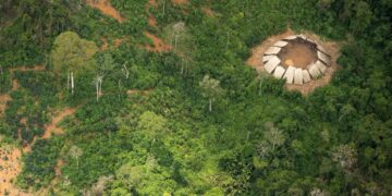 Uncontacted Indians yano in the Yanomami indigenous reserve