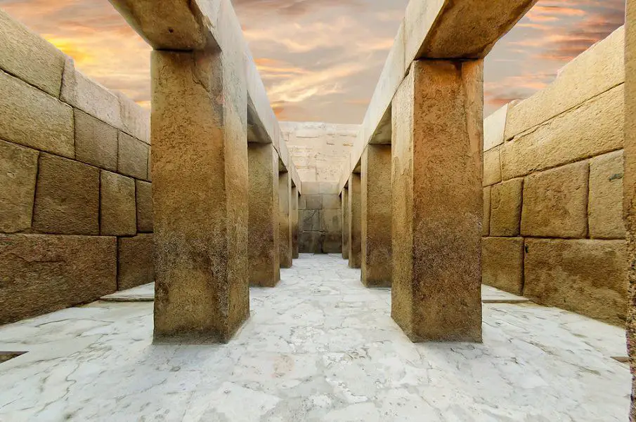 Valley-Temple - Impossible ancient engineering? Meet the ‘bent’ stones of Khafre’s Valley Temple