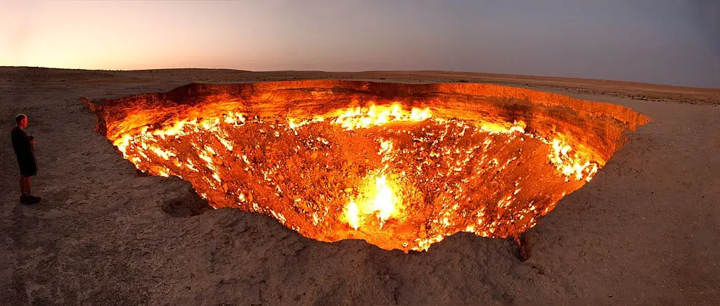 1024px Darvasa gas crater panorama