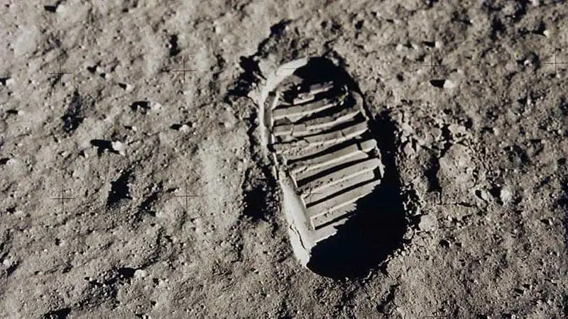 800px FootPrint on Moon