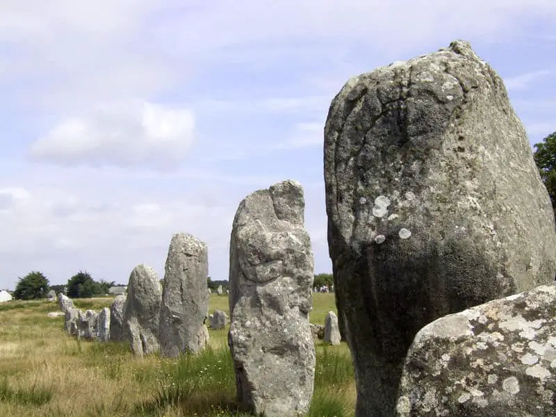 800px Carnac megalith alignment 1