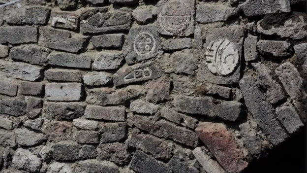 foto - Mysterious Aztec carvings found in tunnel beneath Mexico City