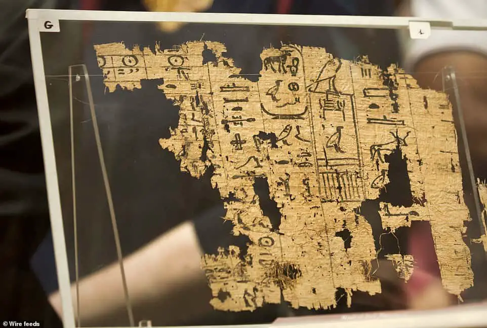2gy1fdUvYgb34562180e32f34b4b 3692283 A visitor looks at one of the oldest papyri in the history of Eg m 16 1468599970921