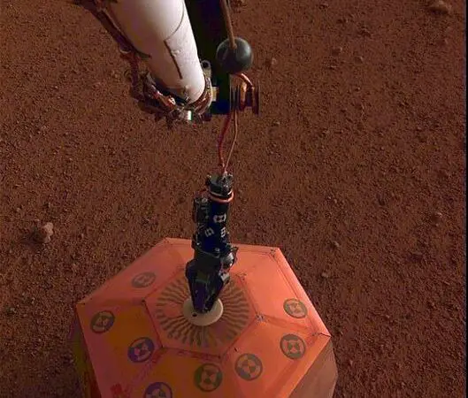 NASA’s InSight Lander Lowers Seismometer to Better Listen to Mars’ Interior