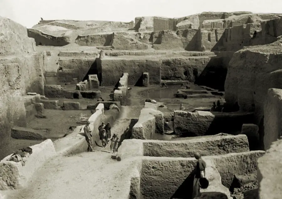 Ruins of ancient city of Kish. Image via as.miami .edu